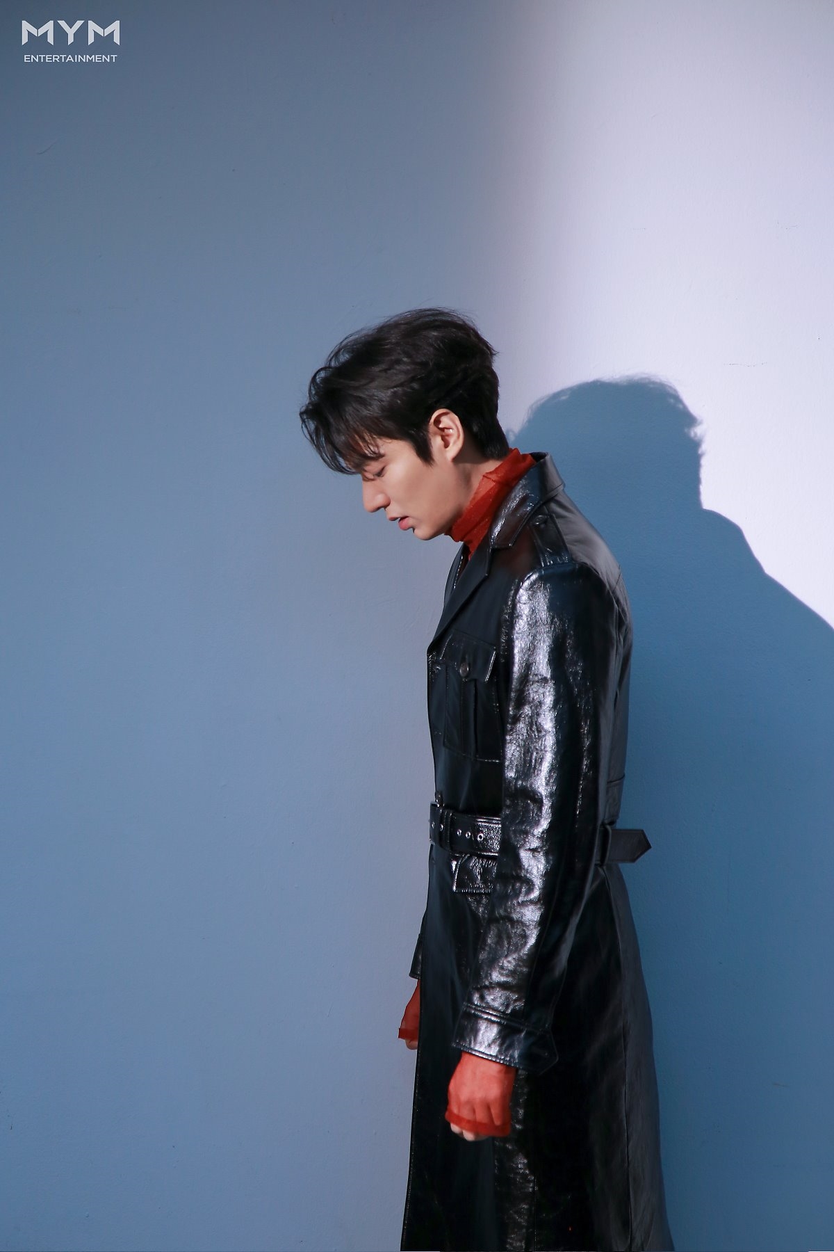 Lee Min Ho tung bộ ảnh mới đẹp cuốn hút, khoe góc nghiêng thần thánh