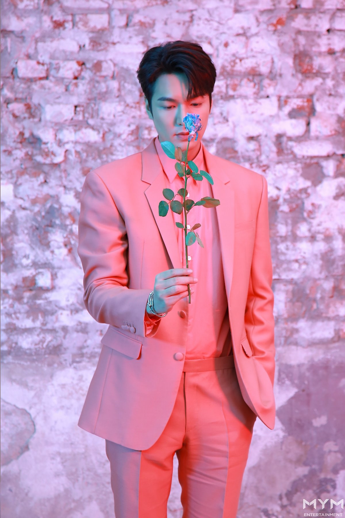 Lee Min Ho tung bộ ảnh mới đẹp cuốn hút, khoe góc nghiêng thần thánh