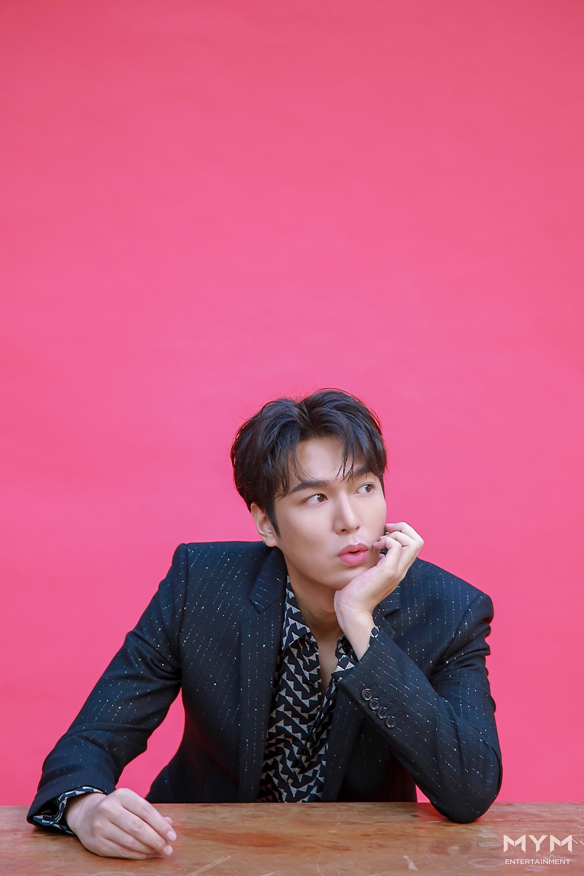 Lee Min Ho tung bộ ảnh mới đẹp cuốn hút, khoe góc nghiêng thần thánh