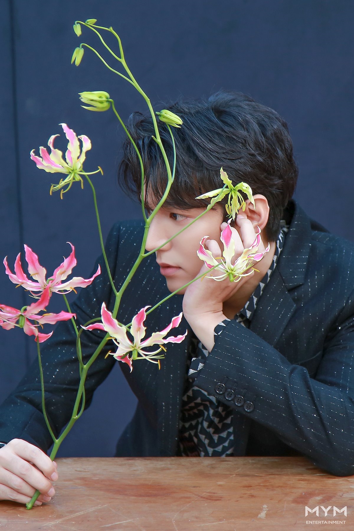 Lee Min Ho tung bộ ảnh mới đẹp cuốn hút, khoe góc nghiêng thần thánh