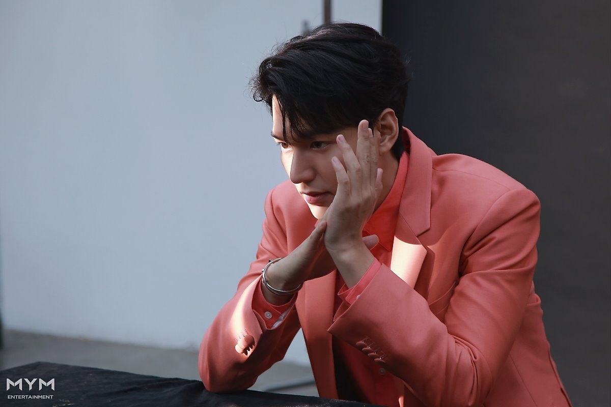 Lee Min Ho tung bộ ảnh mới đẹp cuốn hút, khoe góc nghiêng thần thánh