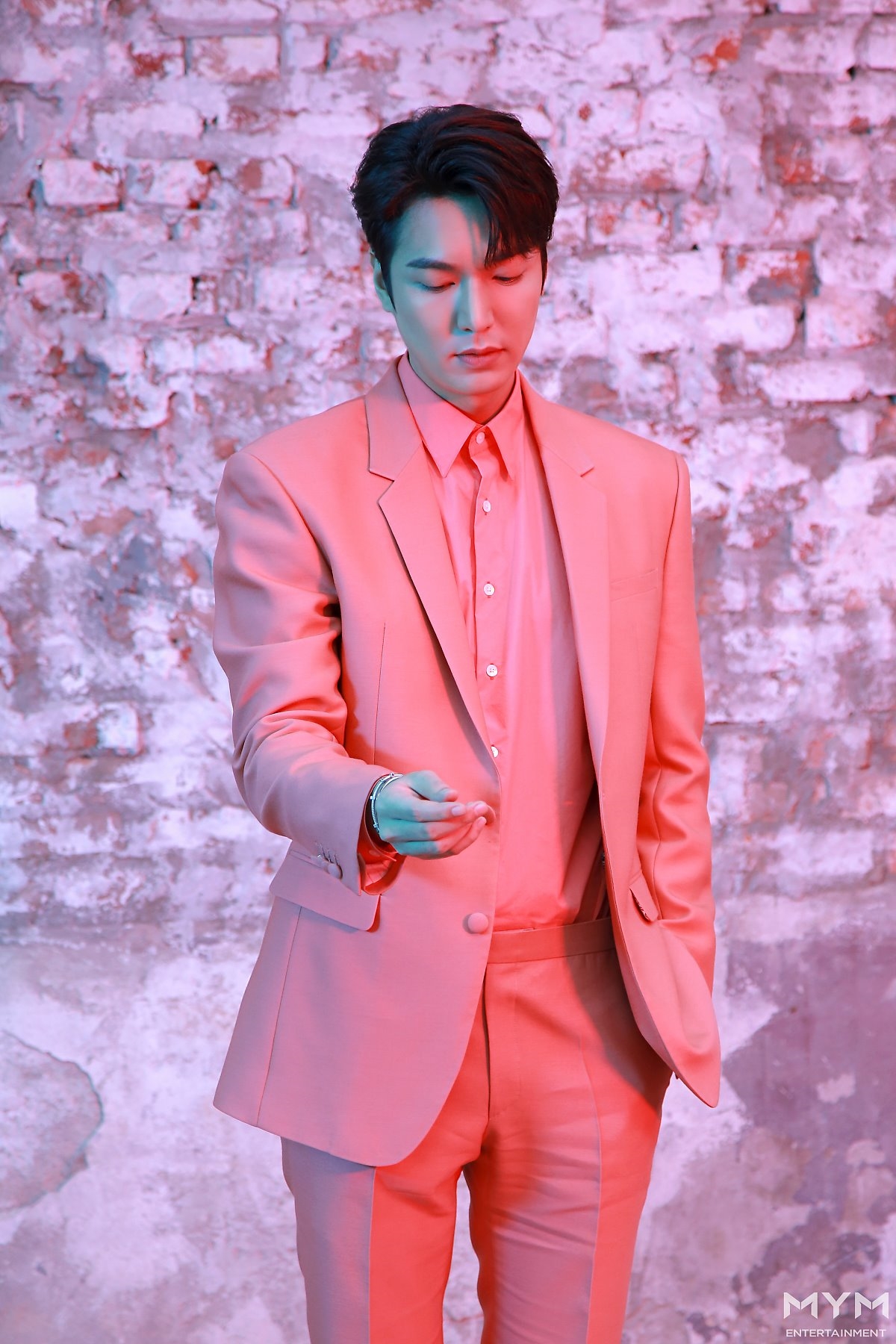 Lee Min Ho tung bộ ảnh mới đẹp cuốn hút, khoe góc nghiêng thần thánh