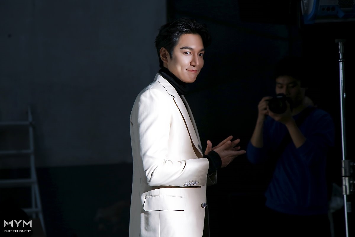Lee Min Ho tung bộ ảnh mới đẹp cuốn hút, khoe góc nghiêng thần thánh