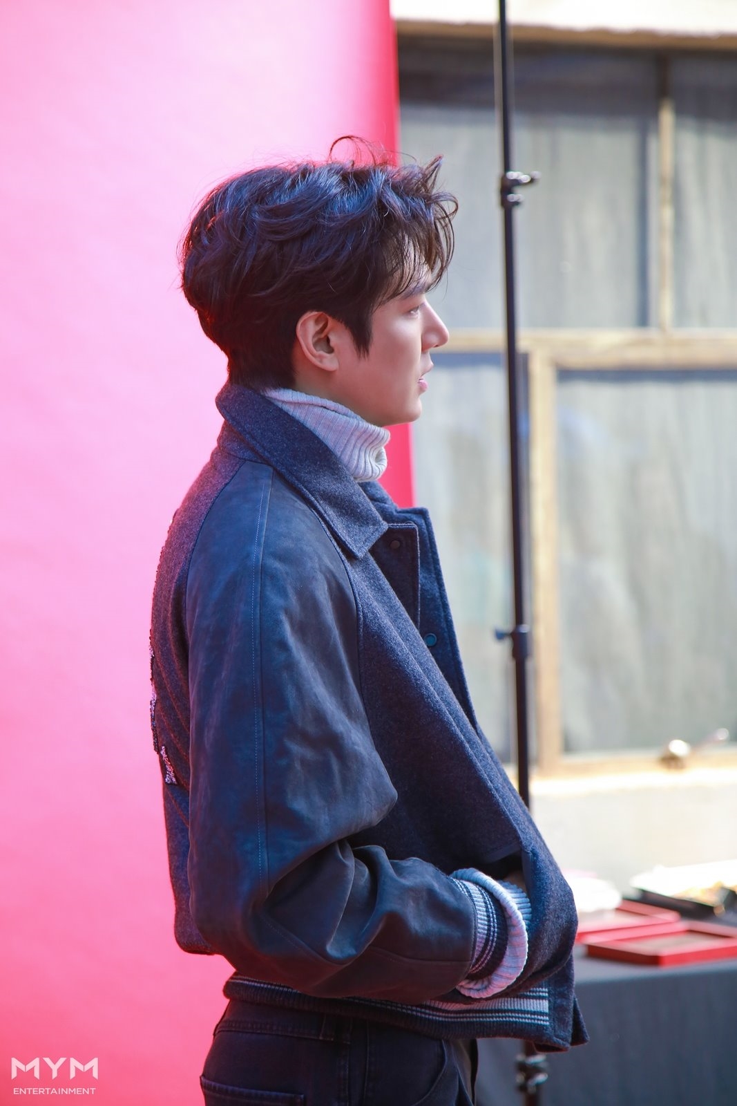 Lee Min Ho tung bộ ảnh mới đẹp cuốn hút, khoe góc nghiêng thần thánh