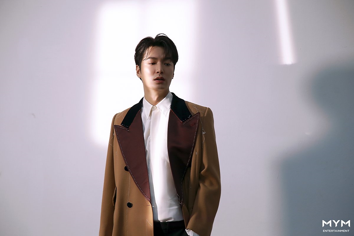 Lee Min Ho tung bộ ảnh mới đẹp cuốn hút, khoe góc nghiêng thần thánh