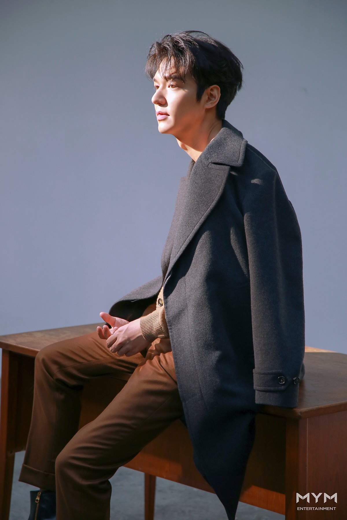 Lee Min Ho tung bộ ảnh mới đẹp cuốn hút, khoe góc nghiêng thần thánh