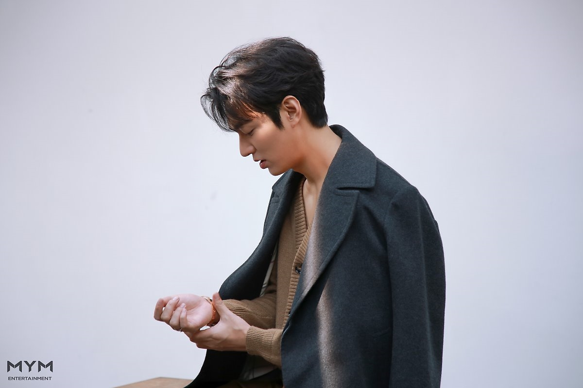Lee Min Ho tung bộ ảnh mới đẹp cuốn hút, khoe góc nghiêng thần thánh