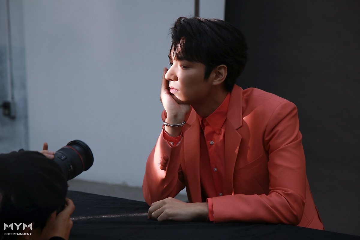 Lee Min Ho tung bộ ảnh mới đẹp cuốn hút, khoe góc nghiêng thần thánh