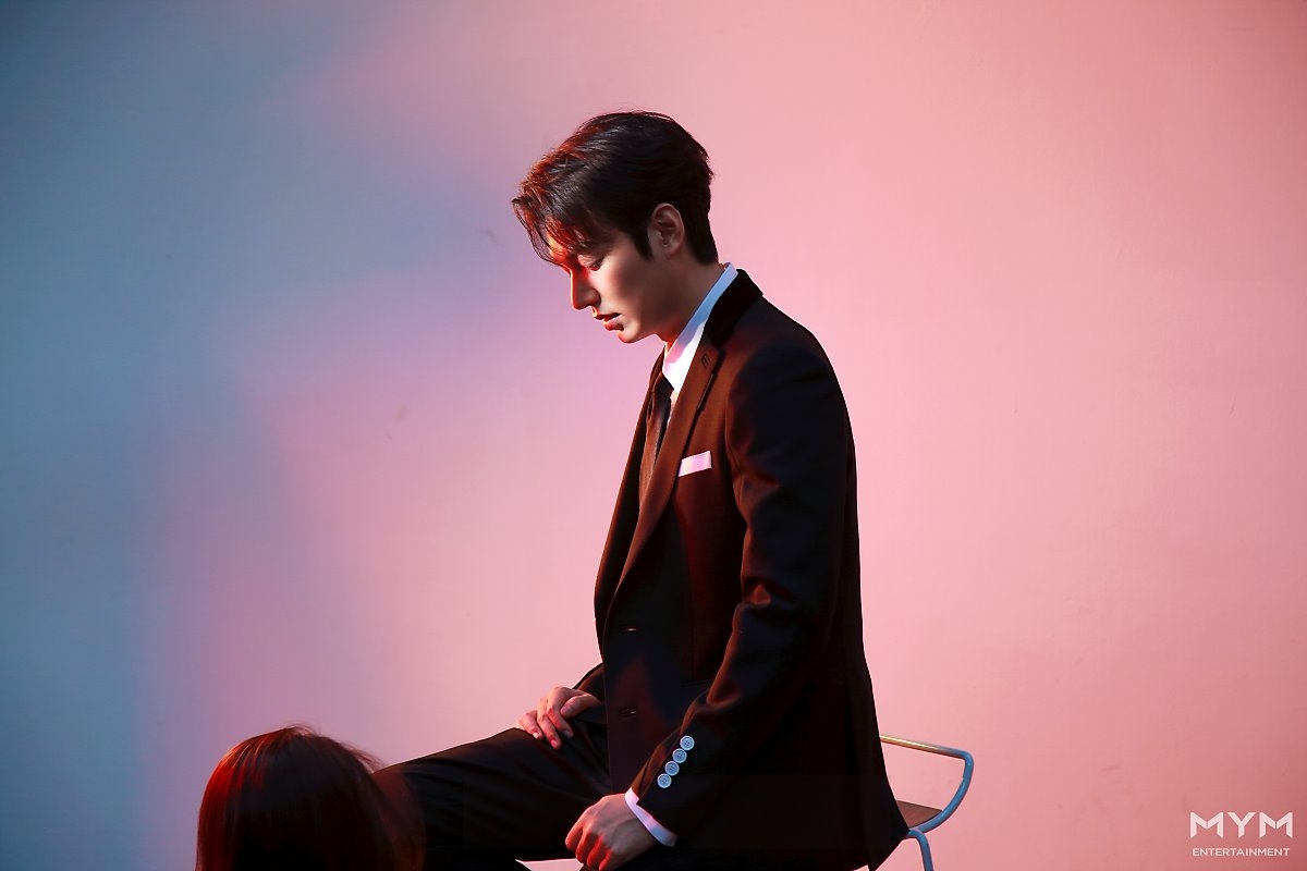 Lee Min Ho tung bộ ảnh mới đẹp cuốn hút, khoe góc nghiêng thần thánh