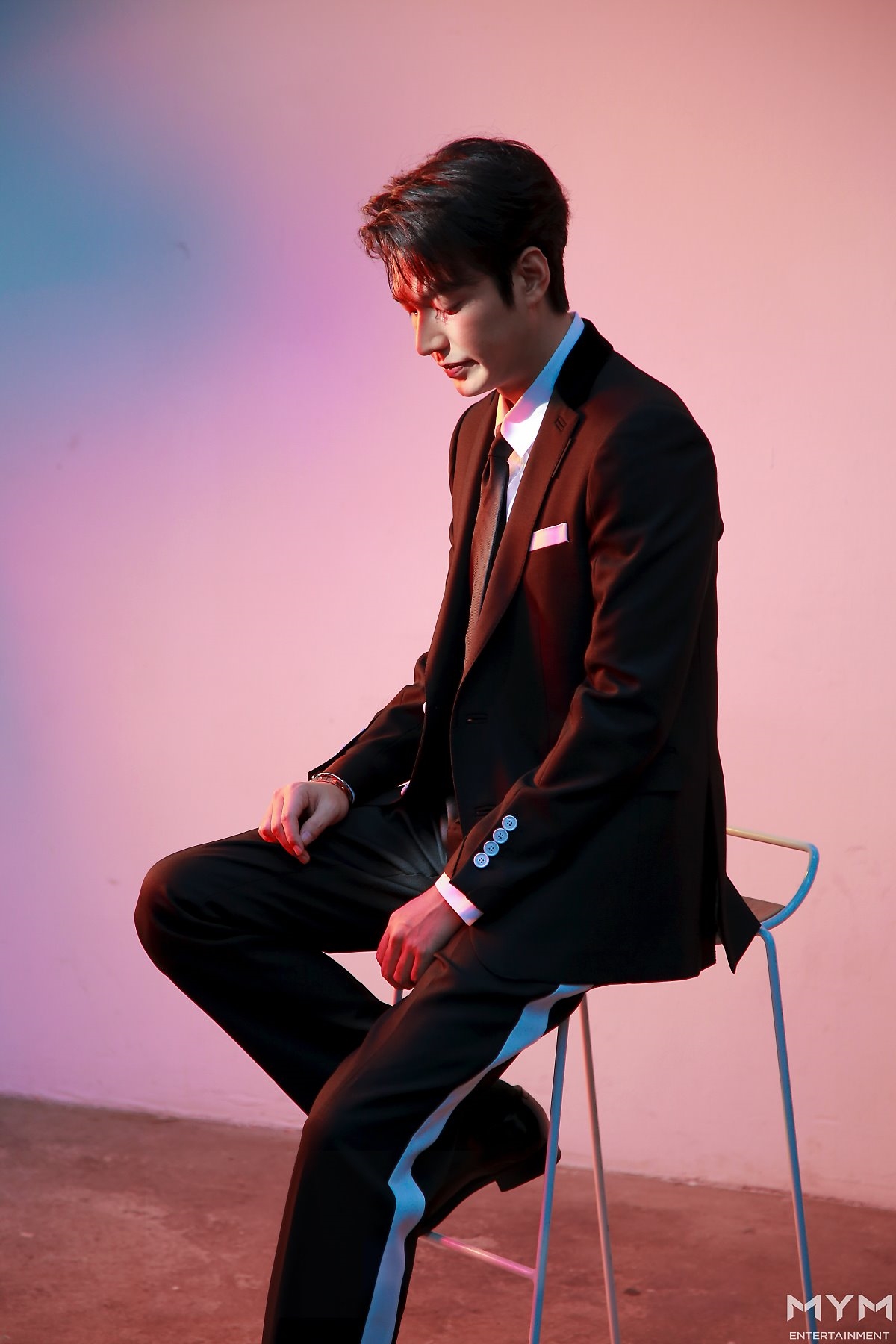 Lee Min Ho tung bộ ảnh mới đẹp cuốn hút, khoe góc nghiêng thần thánh