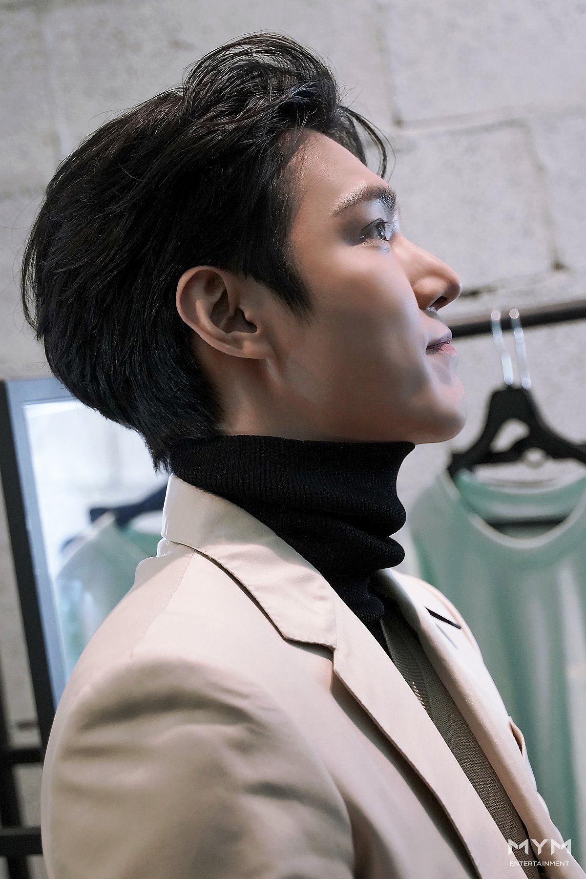 Lee Min Ho tung bộ ảnh mới đẹp cuốn hút, khoe góc nghiêng thần thánh