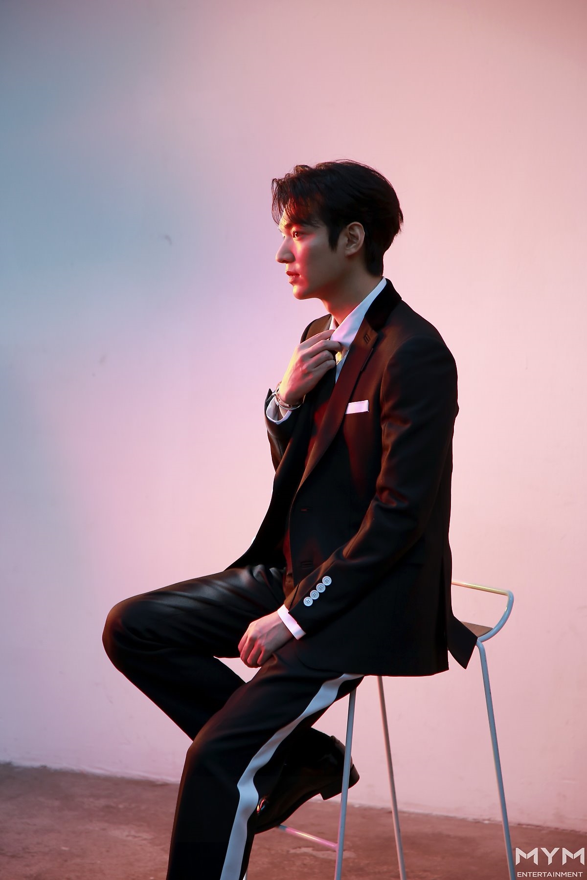 Lee Min Ho tung bộ ảnh mới đẹp cuốn hút, khoe góc nghiêng thần thánh