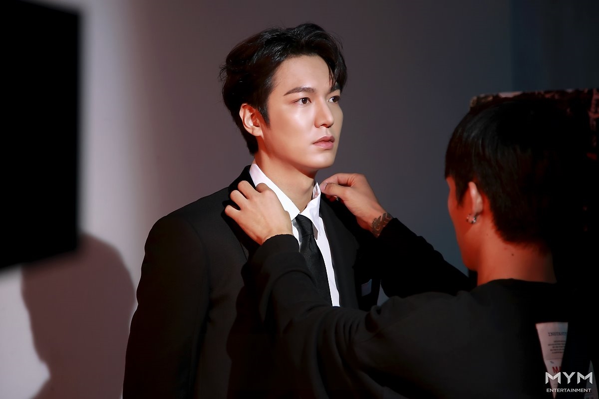 Lee Min Ho tung bộ ảnh mới đẹp cuốn hút, khoe góc nghiêng thần thánh
