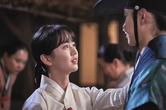 Loạt ảnh tình cảm của Kim So Hyun và Jang Dong Yoon trong phim gây sốt
