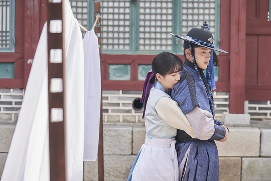 Loạt ảnh tình cảm của Kim So Hyun và Jang Dong Yoon trong phim gây sốt