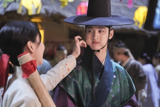 Loạt ảnh tình cảm của Kim So Hyun và Jang Dong Yoon trong phim gây sốt