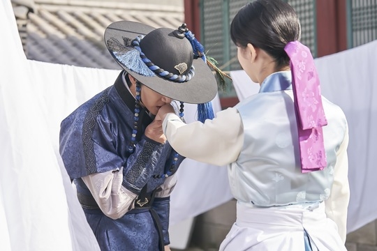 Loạt ảnh tình cảm của Kim So Hyun và Jang Dong Yoon trong phim gây sốt