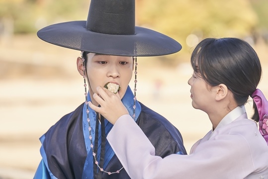 Loạt ảnh tình cảm của Kim So Hyun và Jang Dong Yoon trong phim gây sốt