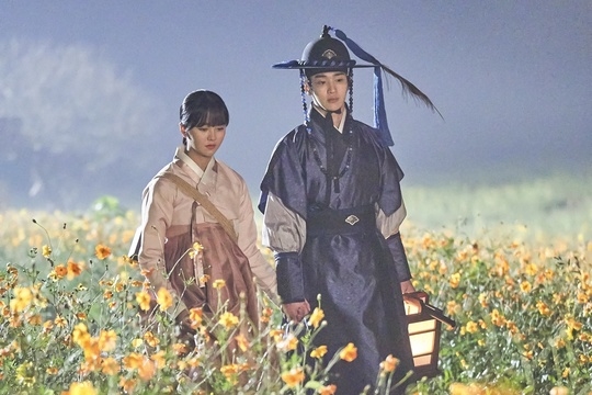 Loạt ảnh tình cảm của Kim So Hyun và Jang Dong Yoon trong phim gây sốt