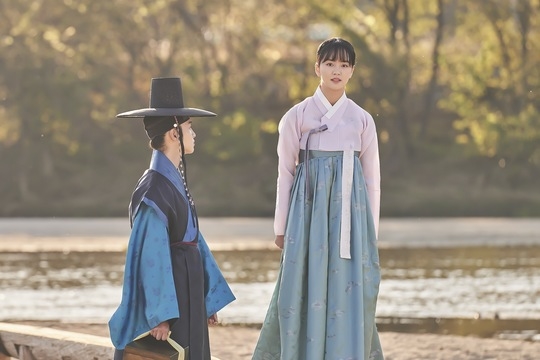 Loạt ảnh tình cảm của Kim So Hyun và Jang Dong Yoon trong phim gây sốt