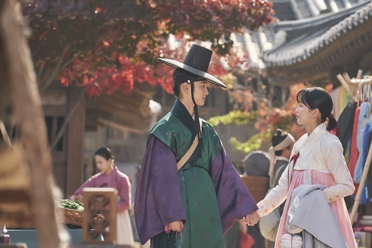 Loạt ảnh tình cảm của Kim So Hyun và Jang Dong Yoon trong phim gây sốt