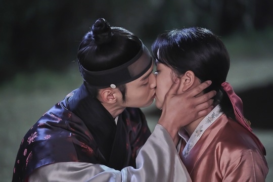 Loạt ảnh tình cảm của Kim So Hyun và Jang Dong Yoon trong phim gây sốt