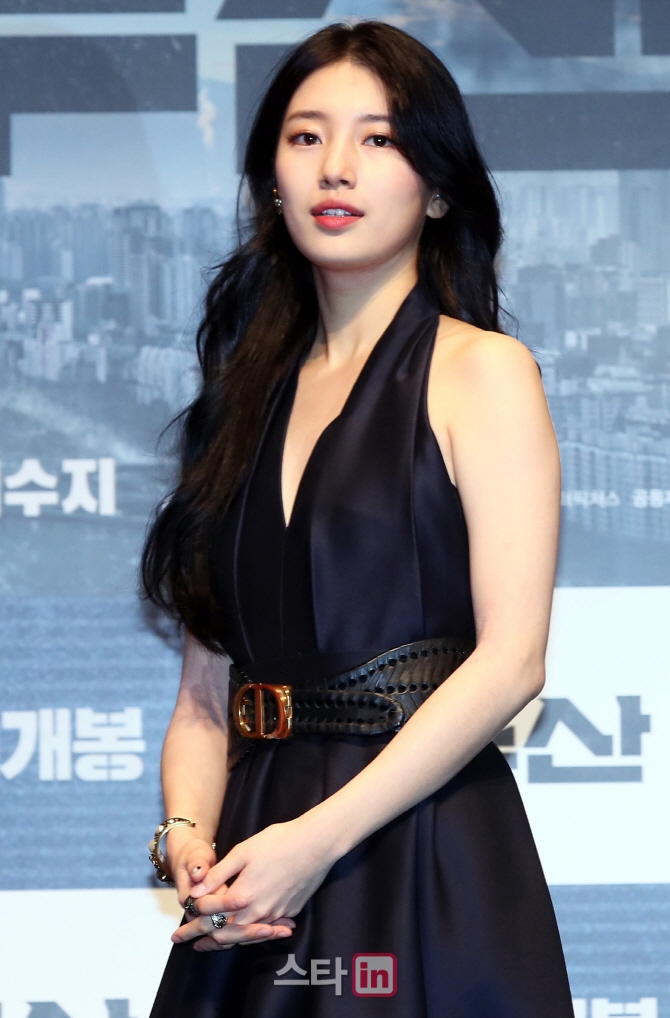 Suzy khoe nhan sắc bên Lee Byung Hun, Ha Jung Woo trong họp báo movie