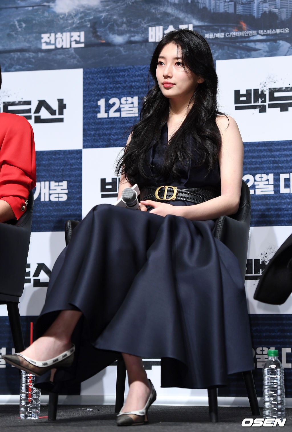 Suzy khoe nhan sắc bên Lee Byung Hun, Ha Jung Woo trong họp báo movie