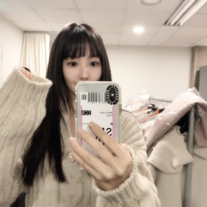 Park Min Young xinh như gái đôi mươi sau khi 'hack tuổi' với mái thưa