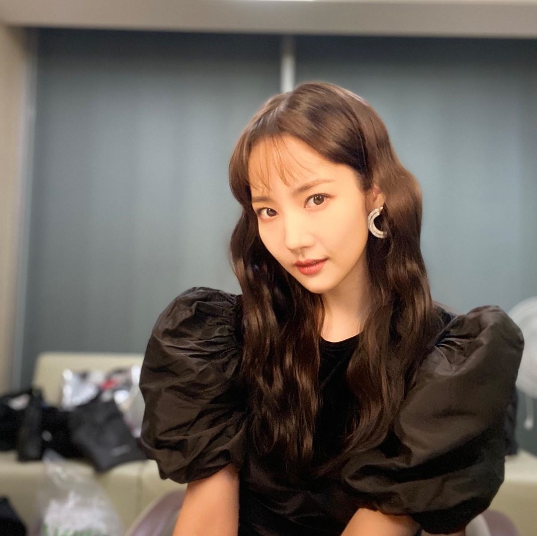 Park Min Young xinh như gái đôi mươi sau khi 'hack tuổi' với mái thưa