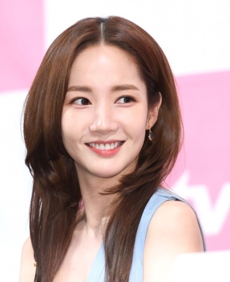 Park Min Young xinh như gái đôi mươi sau khi 'hack tuổi' với mái thưa