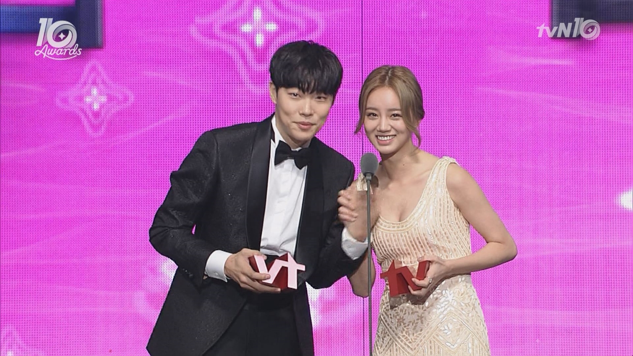 Hyeri - Ryu Jun Yeol ba năm yêu nhau vẫn ngọt ngào, hạnh phúc