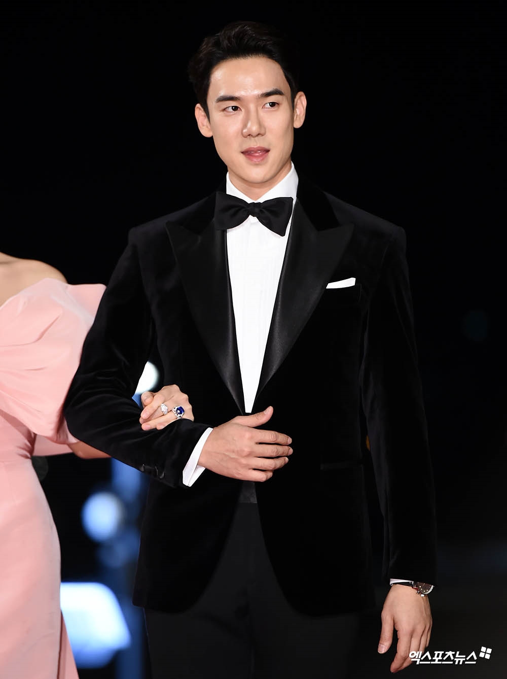 Dàn sao khủng khoe sắc trên thảm đỏ Rồng Xanh, Kim Woo Bin trao giải