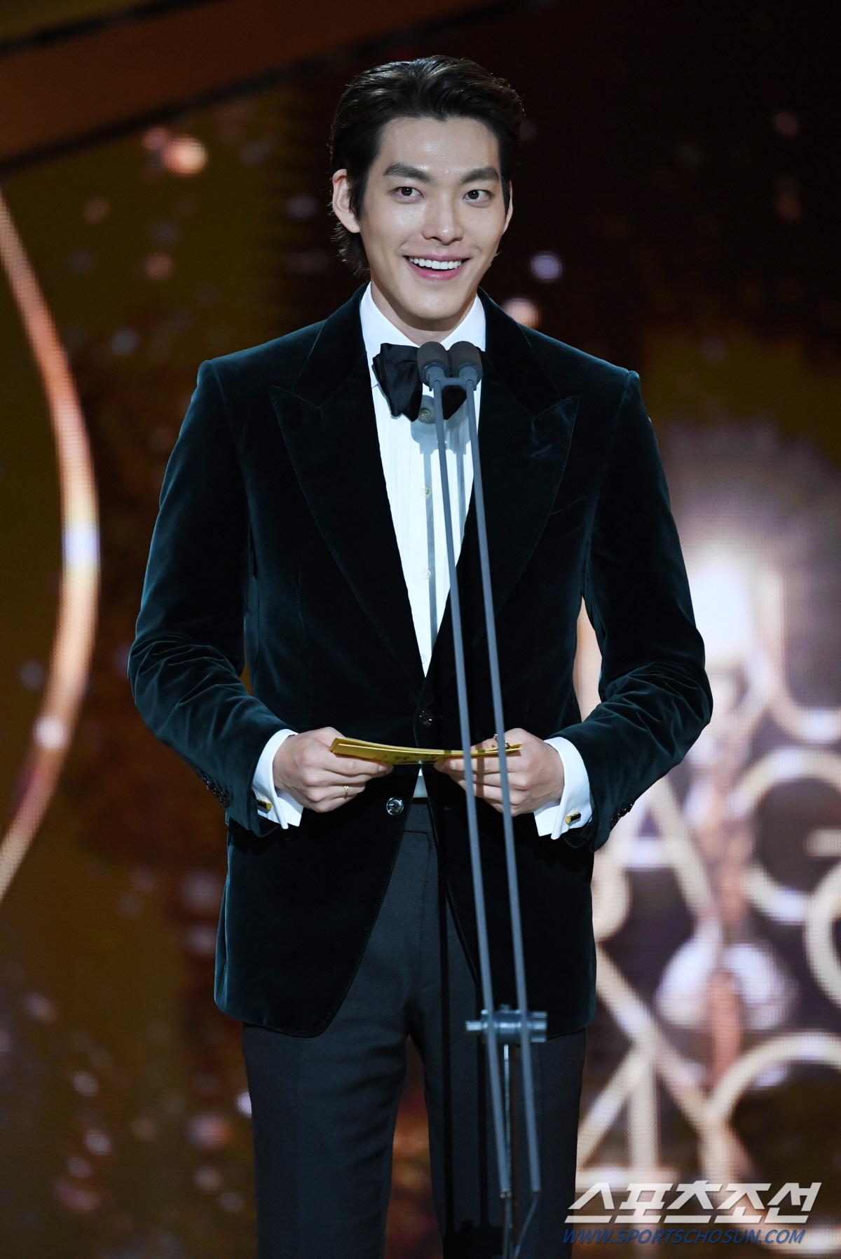 Dàn sao khủng khoe sắc trên thảm đỏ Rồng Xanh, Kim Woo Bin trao giải
