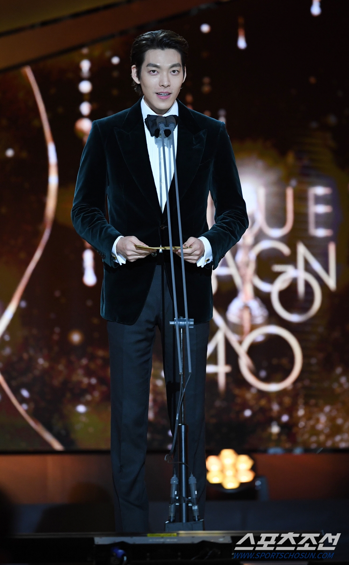 Dàn sao khủng khoe sắc trên thảm đỏ Rồng Xanh, Kim Woo Bin trao giải