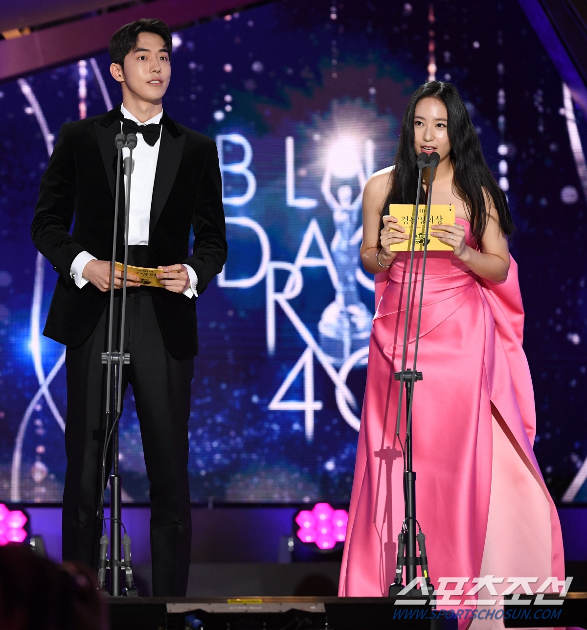 Dàn sao khủng khoe sắc trên thảm đỏ Rồng Xanh, Kim Woo Bin trao giải