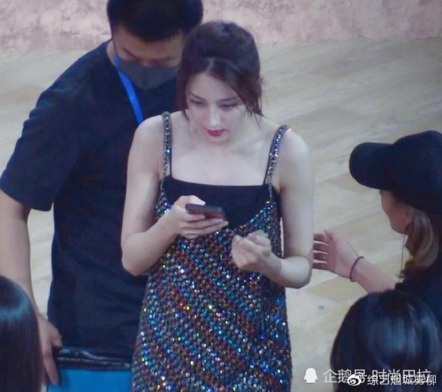 Địch Lệ Nhiệt Ba được netizen ca tụng là 'sát thủ ảnh chụp lén'