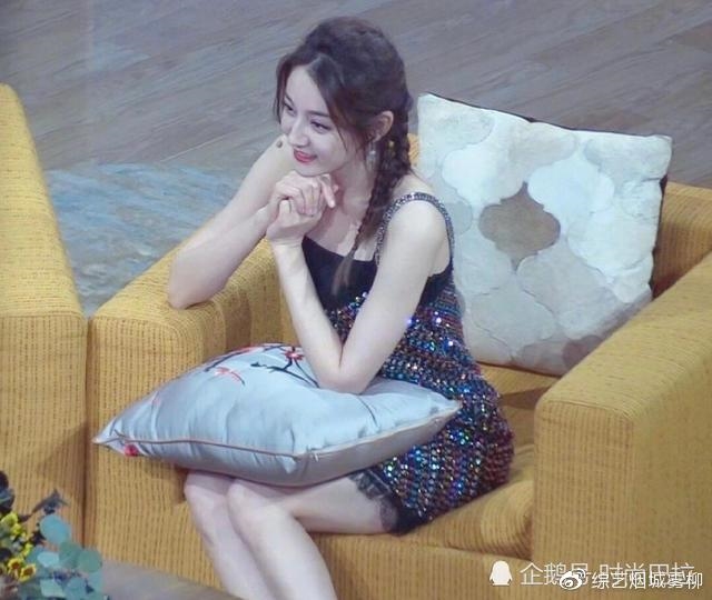 Địch Lệ Nhiệt Ba được netizen ca tụng là 'sát thủ ảnh chụp lén'