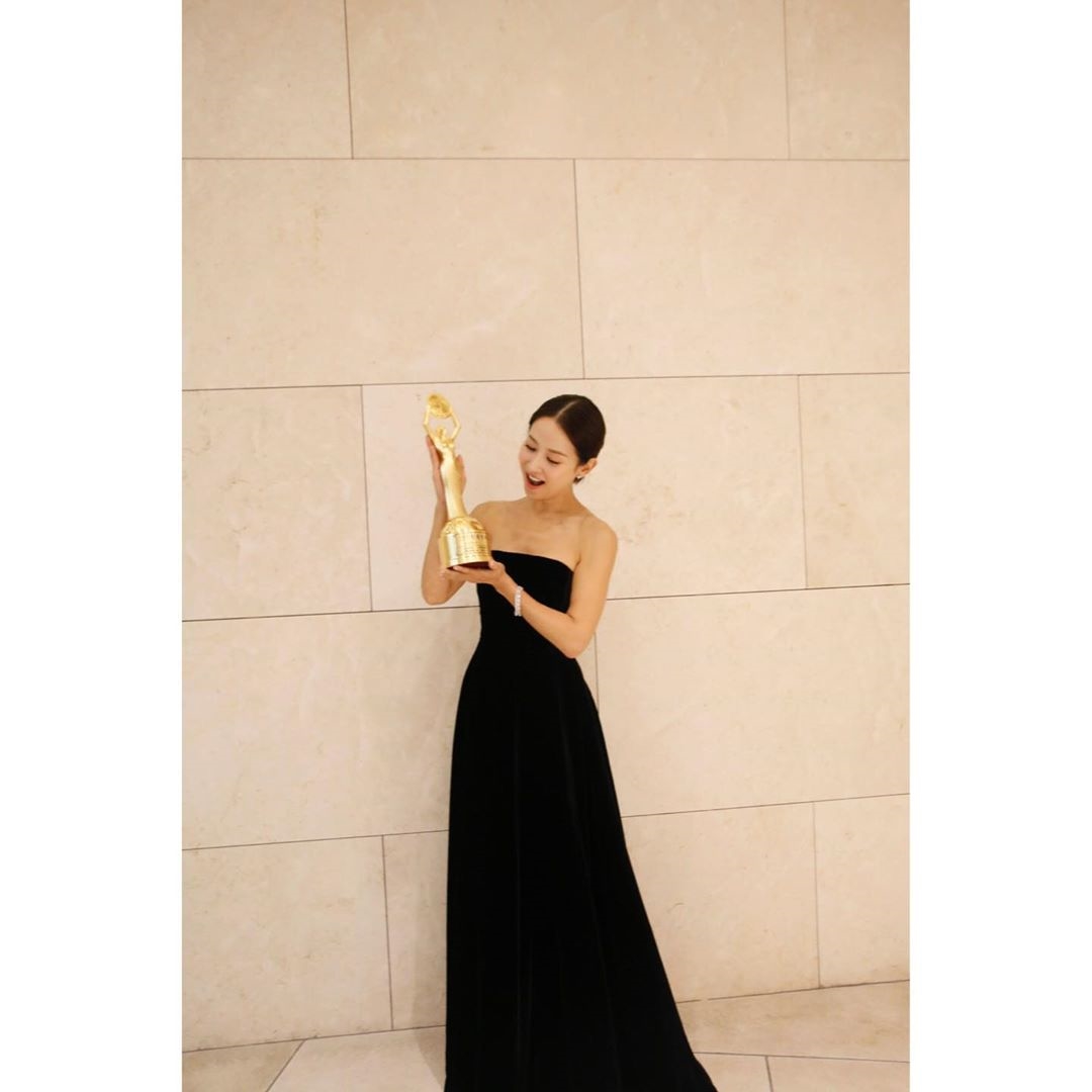Song Hye Kyo được “ảnh hậu Rồng Xanh” khen xinh đẹp trên MXH