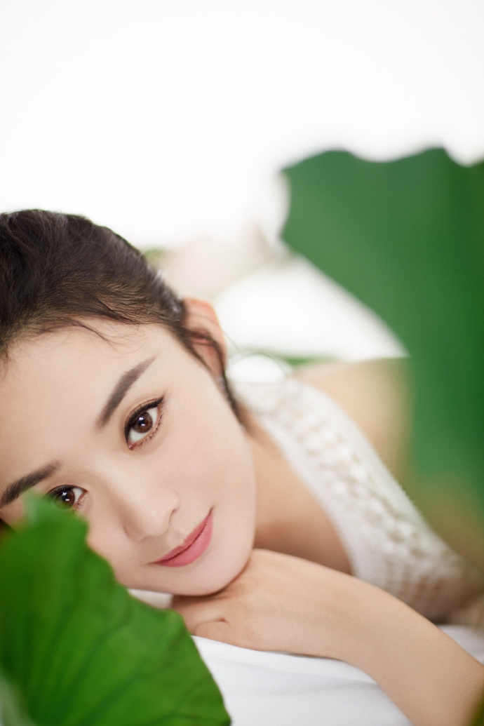 Triệu Lệ Dĩnh vui vẻ quay lại phim trường Hữu Phỉ sau scandal bỏ phim
