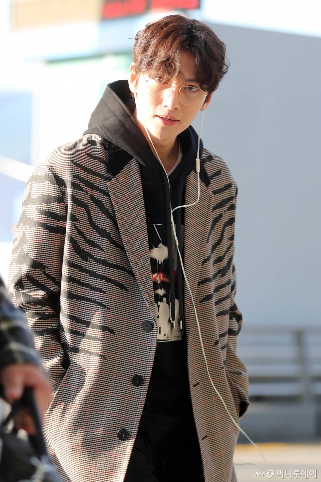 Ji Chang Wook đẹp trai ngời ngời lên đường bay sang Việt Nam dự AAA