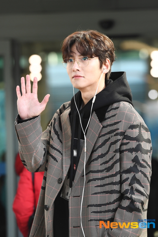 Ji Chang Wook đẹp trai ngời ngời lên đường bay sang Việt Nam dự AAA