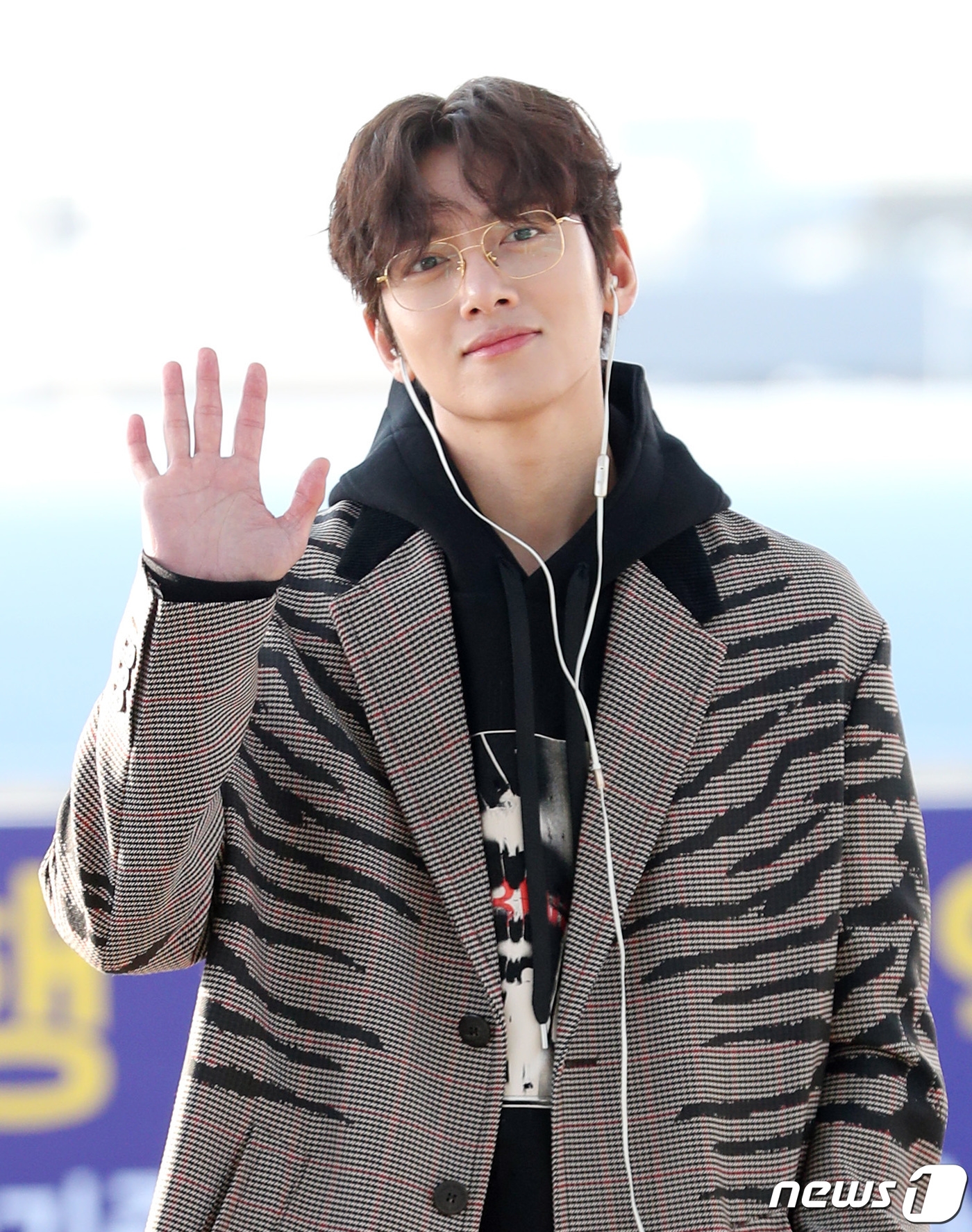Ji Chang Wook đẹp trai ngời ngời lên đường bay sang Việt Nam dự AAA
