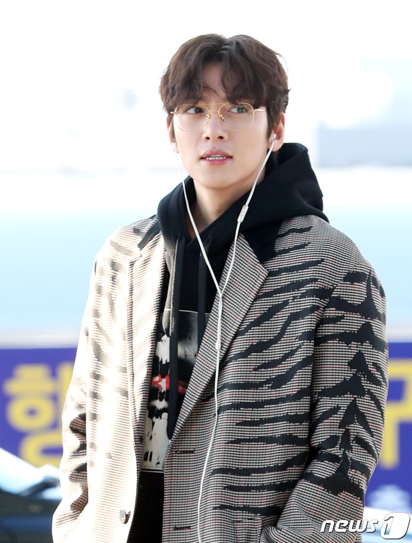 Ji Chang Wook đẹp trai ngời ngời lên đường bay sang Việt Nam dự AAA