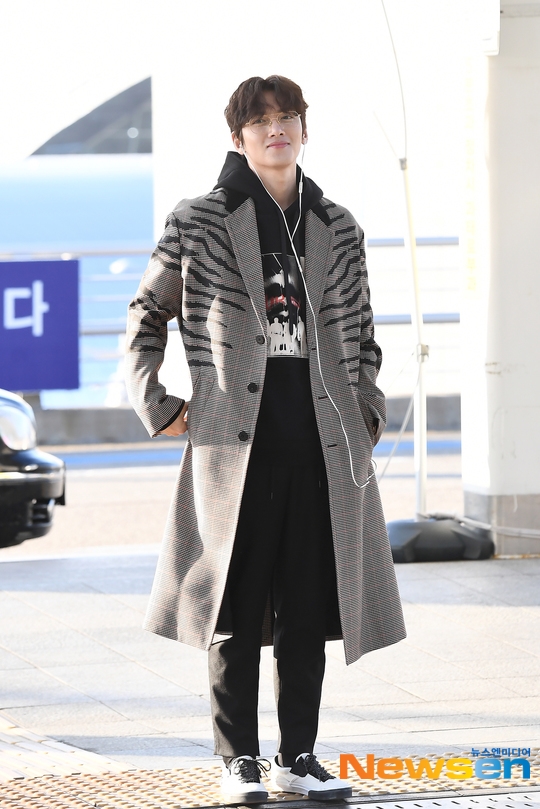 Ji Chang Wook đẹp trai ngời ngời lên đường bay sang Việt Nam dự AAA