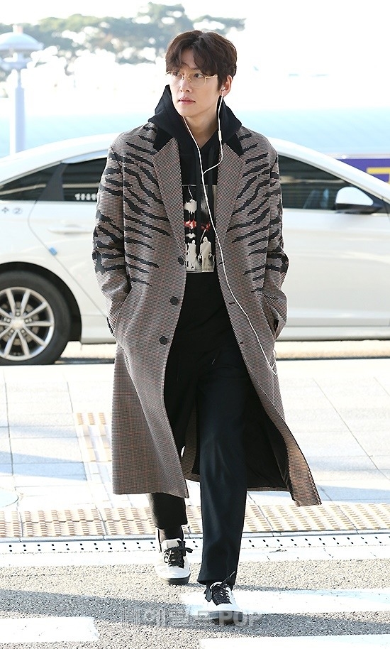 Ji Chang Wook đẹp trai ngời ngời lên đường bay sang Việt Nam dự AAA