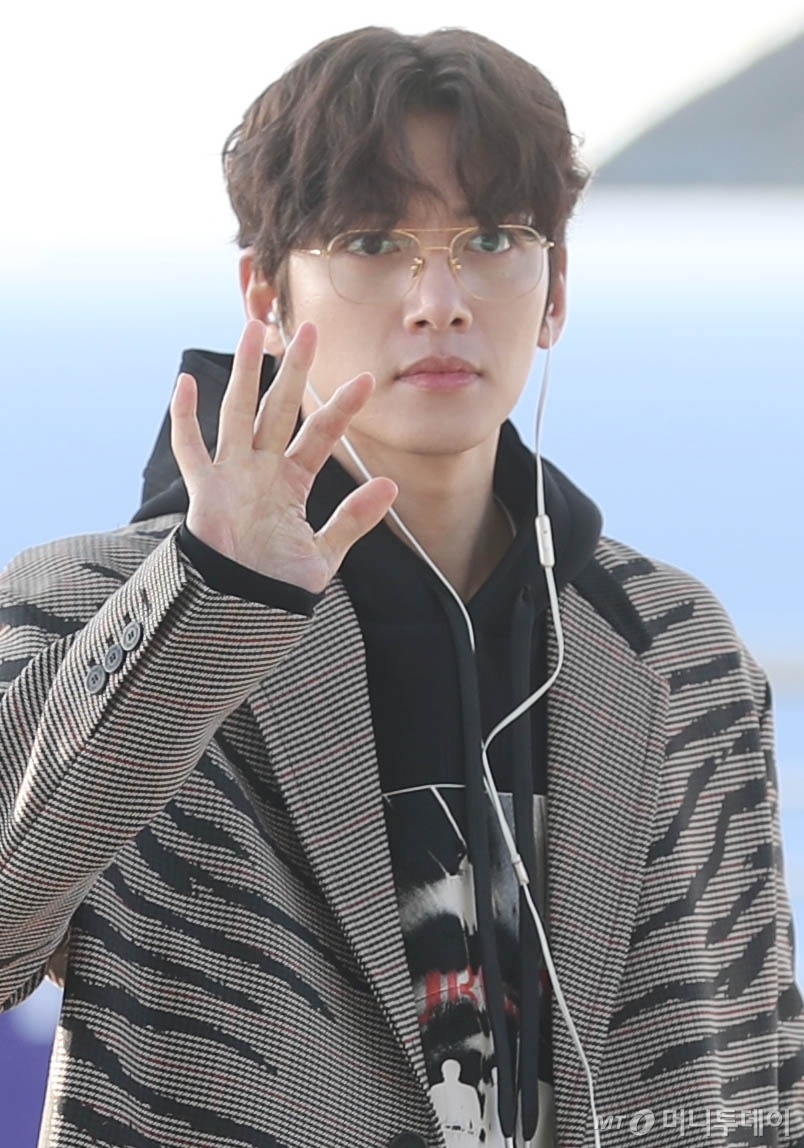 Ji Chang Wook đẹp trai ngời ngời lên đường bay sang Việt Nam dự AAA