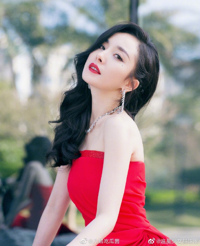 Dương Mịch bị chê mặc đồ rẻ tiền không bằng bông tai Nhiệt Ba