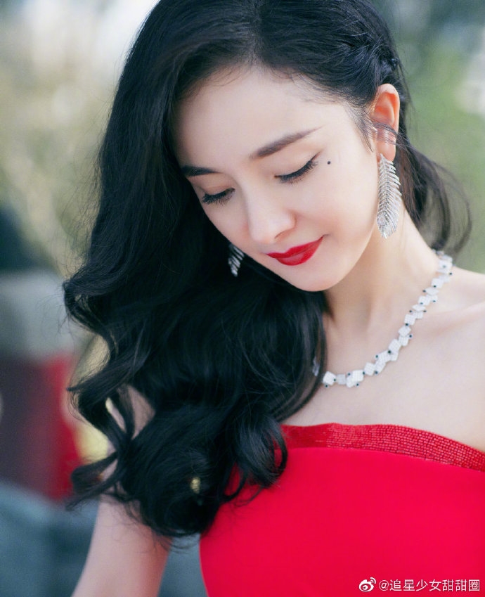 Dương Mịch bị chê mặc đồ rẻ tiền không bằng bông tai Nhiệt Ba