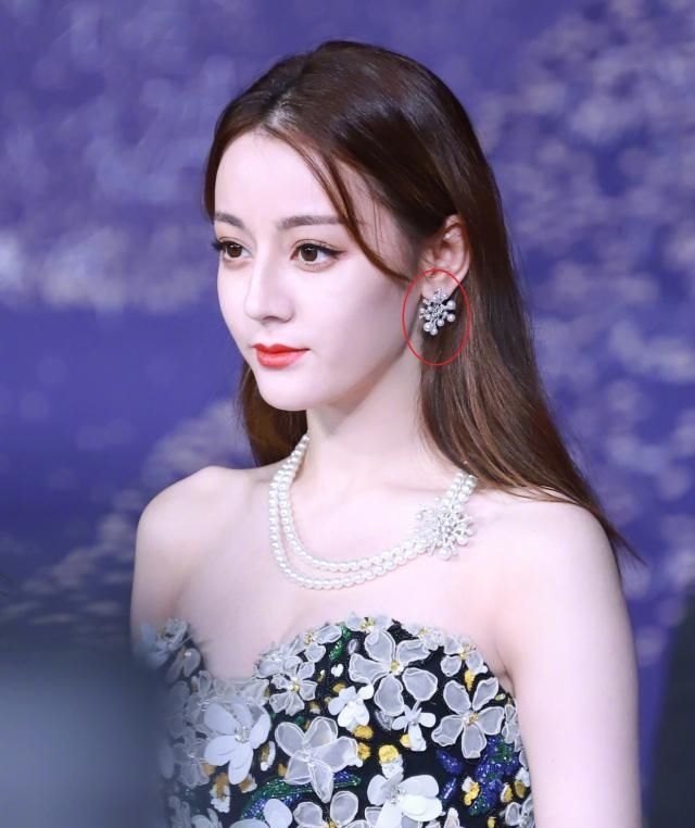Dương Mịch bị chê mặc đồ rẻ tiền không bằng bông tai Nhiệt Ba